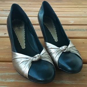 ECCO leather heels w twisted gold accent